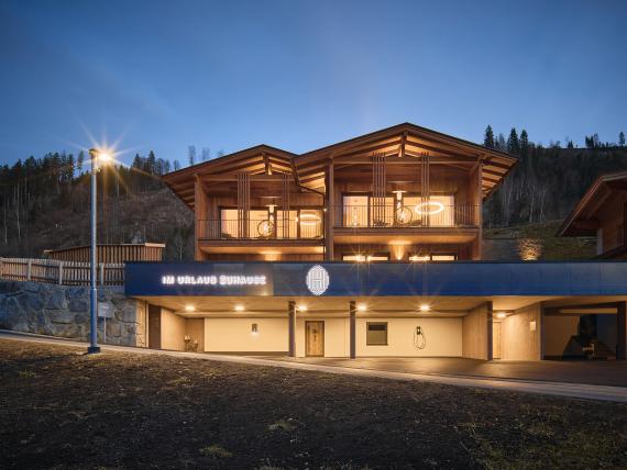 Hochfeldhof Chalet beleuchtet bei Abenddämmerung in den Bergen