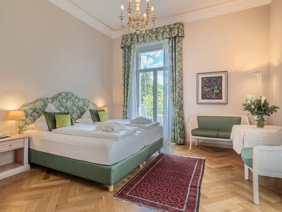 Cozy room with green accents at Hotel Adria