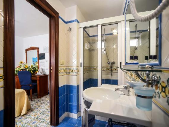 Bagno e camera in Hotel Amalfi con piastrelle blu e gialle