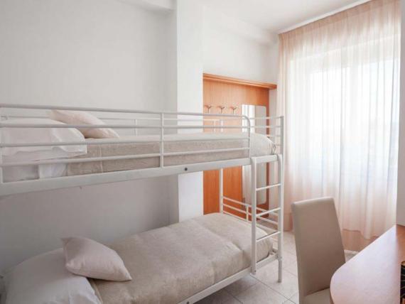 Camera semplice con letti a castello e scrivania all'Hotel Viola Gaeta