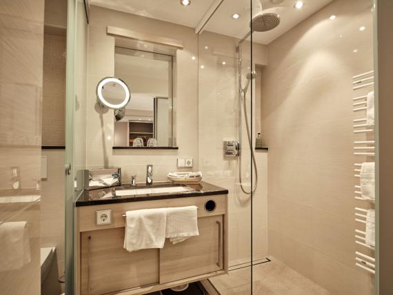 Modernes Badezimmer im Hotel Reppert mit Dusche und Waschtisch