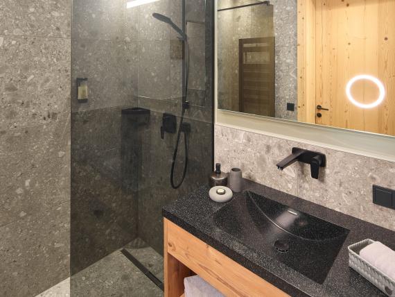 Modernes Badezimmer im Hochfeldhof mit Glasdusche und Holzwaschtisch