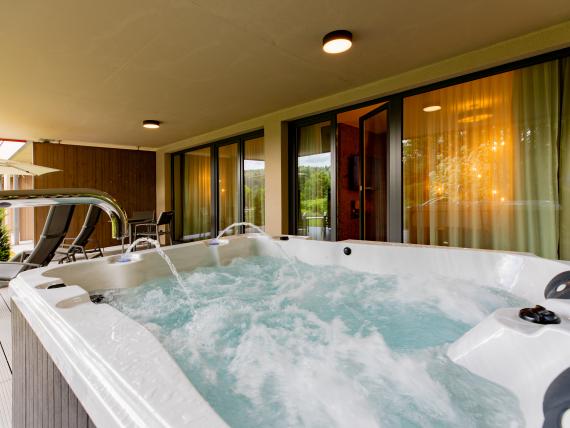 Whirlpool auf der Terrasse im Pfalzblick Wald Spa Resort