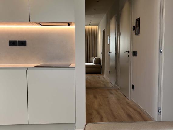 Cucina moderna e corridoio in Evangelisti Palace Suite & Apartments