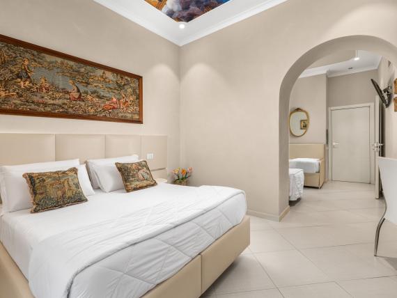 Camera doppia elegante all'Hotel Regina Caserta con arte e arco