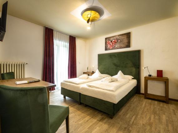 Modernes Zimmer im Parc Hotel Florian mit Doppelbett und Sitzbereich