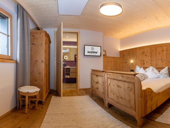 Gemütliches Schlafzimmer mit Holzmöbeln im Hochfeldhof