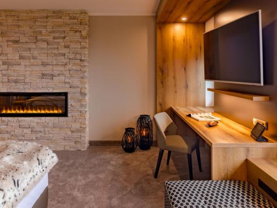 Gemütliches Zimmer mit Kamin und Schreibtisch im Burghotel Staufeneck