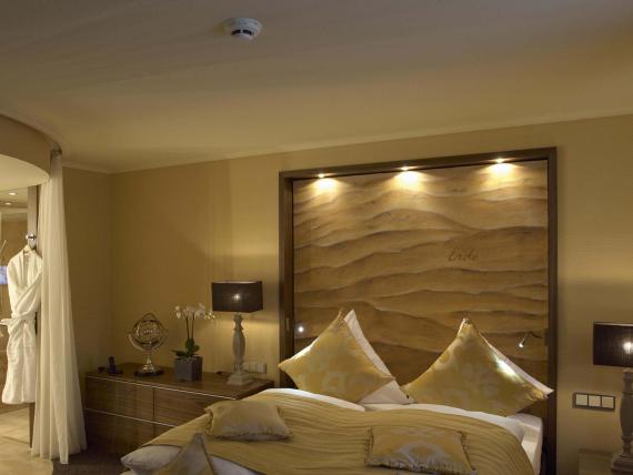 Gemütliches Doppelzimmer im Land & Golf Hotel Stromberg mit edler Holzdeko und Beleuchtung