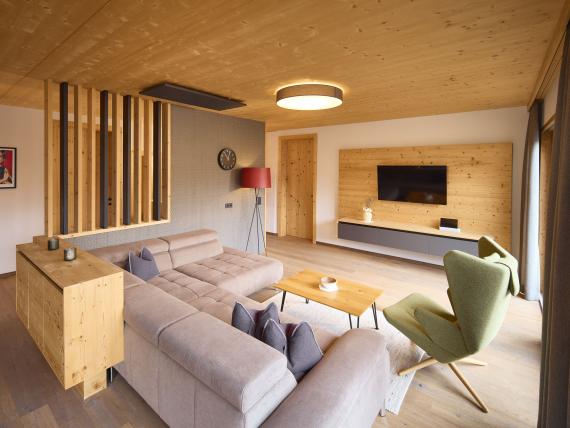 Gemütliches Wohnzimmer mit moderner Holzeinrichtung im Hochfeldhof