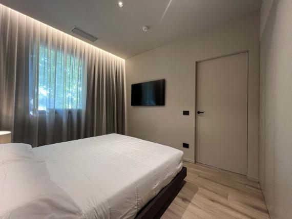 Camera da letto con finestra e TV in Evangelisti Palace Suite & Apartments