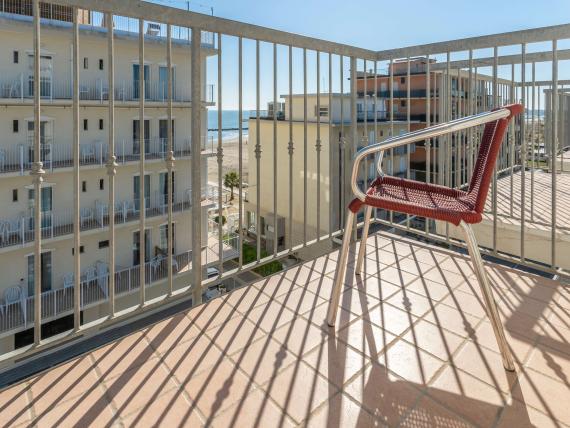 Balcone con sedia e vista mare a Le Rose Nuove Viserba