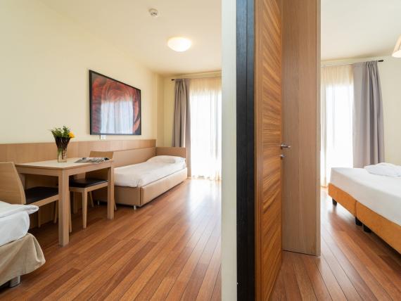 Due camere con pavimenti in legno al Bibione Palace Hotel, separate da una porta