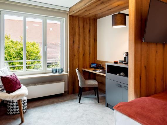 Gemütliches Zimmer mit Holzvertäfelung im Burghotel Staufeneck