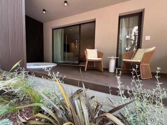 Terrazza degli Evangelisti Palace Suite & Apartaments con sedie e piante