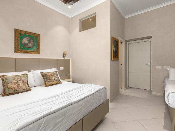 Camera doppia moderna all'Hotel Regina Caserta con quadri alle pareti