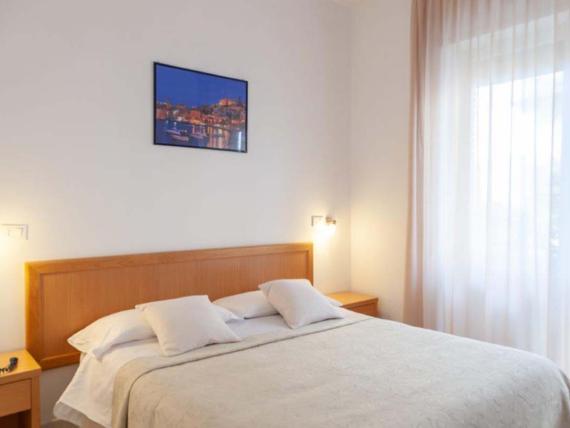 Camera semplice e pulita all'Hotel Viola Gaeta con letto matrimoniale e pareti chiare