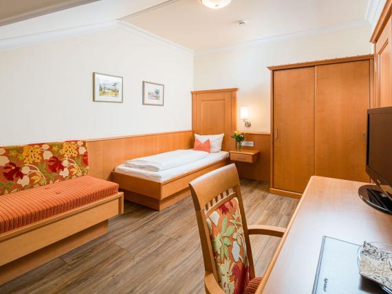 Gemütliches Gästezimmer im Hammerhof Bodenmais mit Einzelbett und Sitzbereich