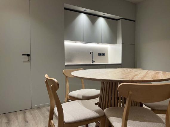 Sala da pranzo moderna con tavolo in legno in Evangelisti Palace Suite & Apartaments