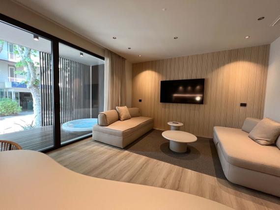 Soggiorno della Evangelisti Palace Suite & Apartaments con divani e TV