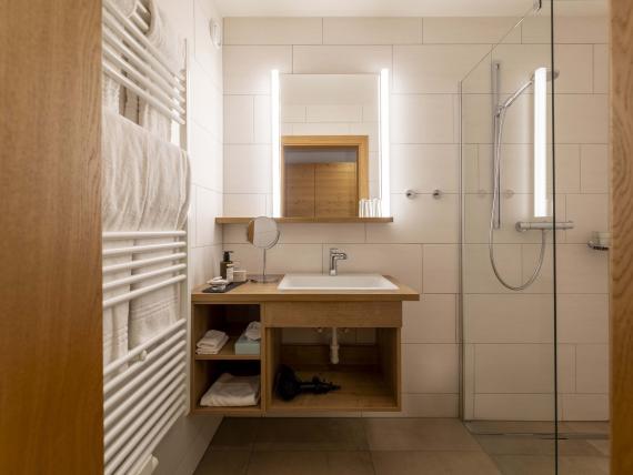 Bagno moderno nel Das Unterrain Lifestyle Hotel con dettagli in legno e vetro