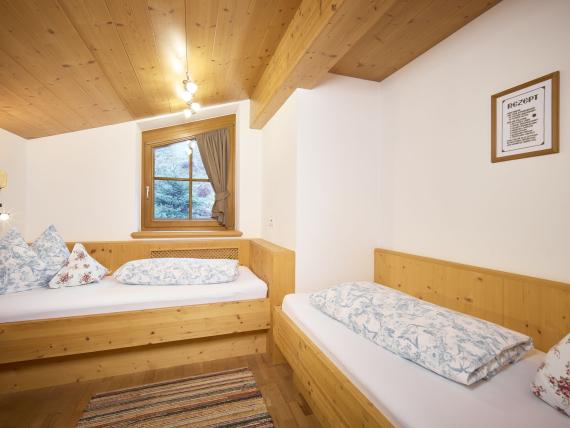 Gemütliches Schlafzimmer mit Holzbetten im Hochfeldhof