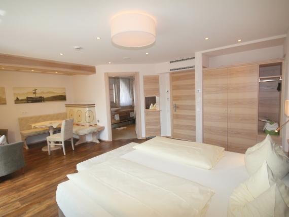 Geräumiges Hotelzimmer im Hotel Bercher mit Doppelbett und Sitzbereich