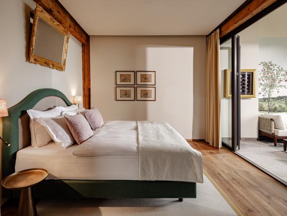 Modernes Schlafzimmer im Castel Sallegg mit Zugang zur Terrasse und Blick ins Grüne