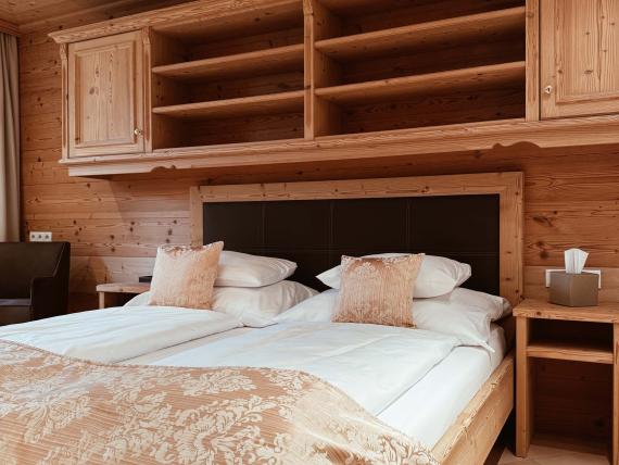 Gemütliches Schlafzimmer mit Holzvertäfelung bei Das Verwall Lech