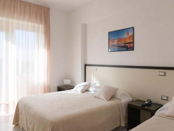 Camera luminosa e accogliente all'Hotel Viola Gaeta con grandi finestre