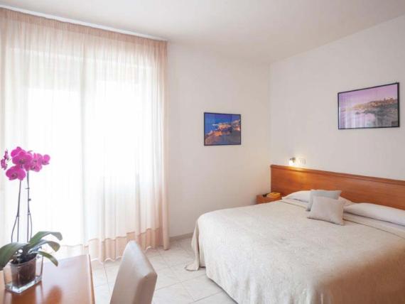 Camera luminosa con letto matrimoniale presso Hotel Viola Gaeta