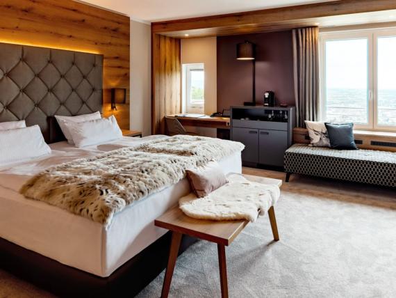 Modern eingerichtetes Schlafzimmer im Burghotel Staufeneck mit großem Bett und Fensterbank