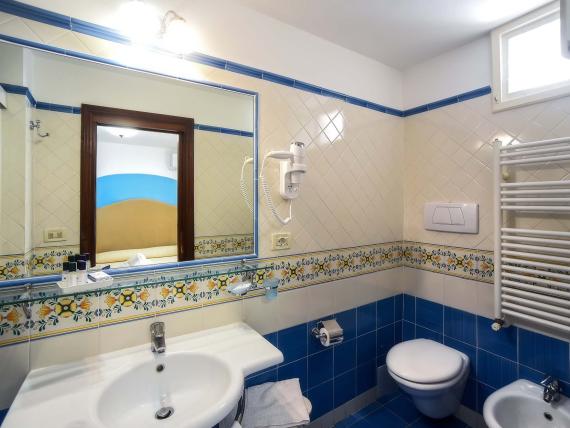 Bagno dell'Hotel Amalfi con piastrelle blu e bianche