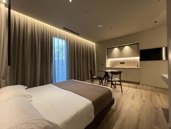 Camera moderna con letto e zona pranzo in Evangelisti Palace Suite & Apartaments