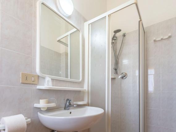 Bagno con lavabo e doccia in Le Rose Nuove Viserba