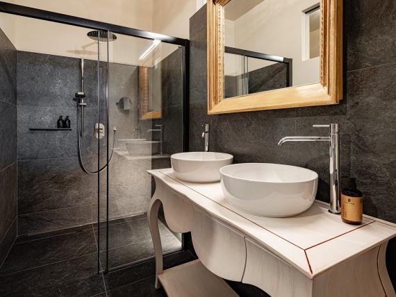Modernes Badezimmer mit Doppelwaschbecken und Dusche im Castel Sallegg
