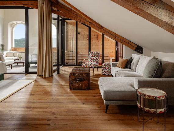 Gemütlicher Wohnbereich mit Holzdetails und Terrasse im Castel Sallegg
