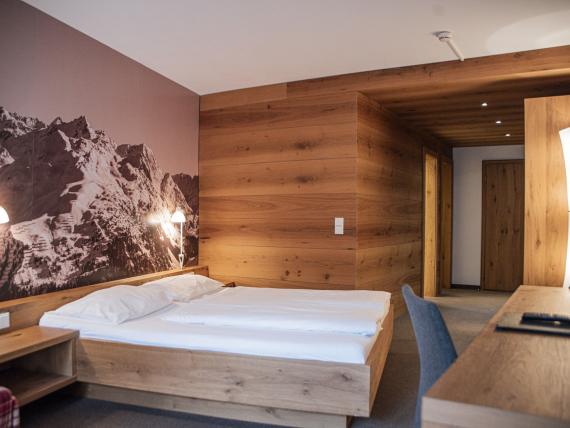 Zerrissene weiße Bettwäsche im Sporthotel Silvretta Montafon Gaschurn