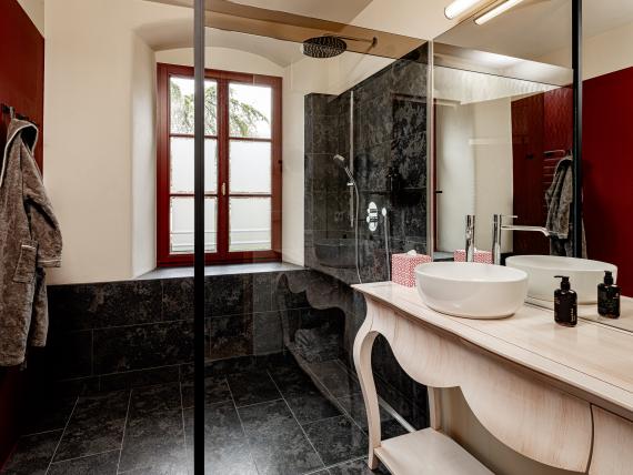 Modernes Badezimmer mit schwarzer Dusche und Waschbecken im Castel Sallegg
