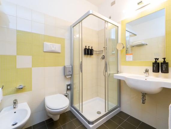 Bagno moderno con doccia al Bibione Palace Hotel
