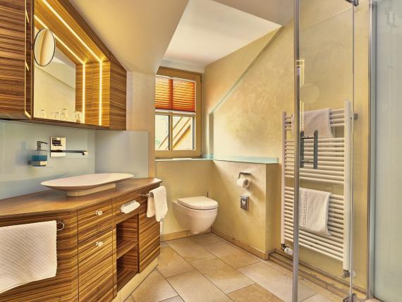 Modernes Badezimmer im Hammerhof Bodenmais mit Dusche und Holzverkleidung
