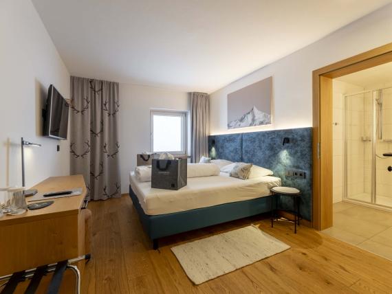 Camera moderna nel Unterrain Lifestyle Hotel con pavimento in legno e bagno
