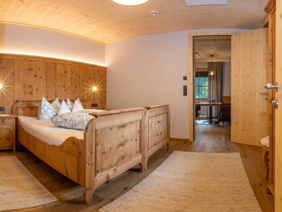 Gemütliches Schlafzimmer im Hochfeldhof mit Holzbetten und warmem Licht