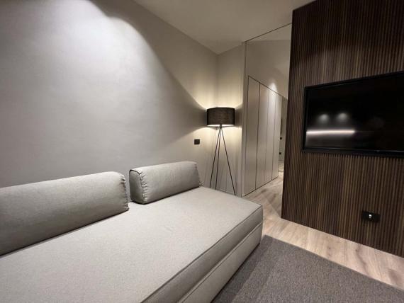 Soggiorno moderno in Evangelisti Palace Suite & Apartments con divano e TV