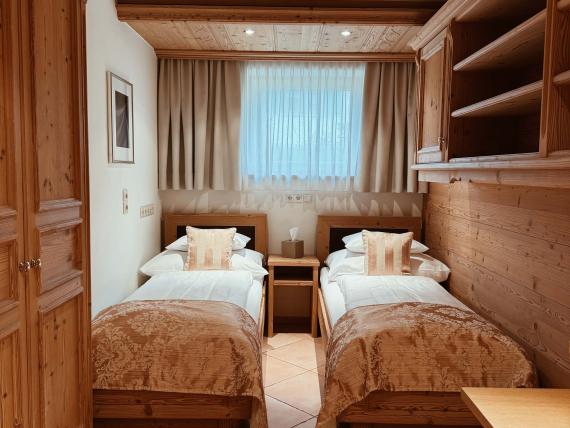 Badezimmer mit Doppelwaschbecken in Holz im Das Verwall Lech