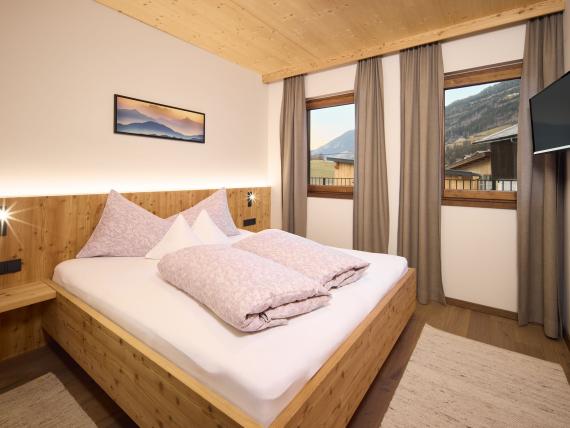 Gemütliches Schlafzimmer mit Doppelbett und Bergblick im Hochfeldhof