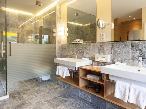 Modernes Badezimmer mit Doppelwaschbecken im Hotel Mignon Meran Park & Spa