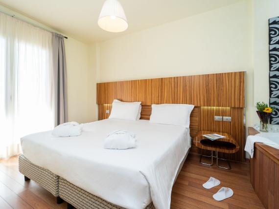 Camera doppia moderna al Bibione Palace Hotel con pavimento in legno e balcone