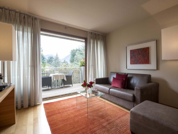 Gemütliches Wohnzimmer mit Balkon im Hotel Mignon Meran Park & Spa