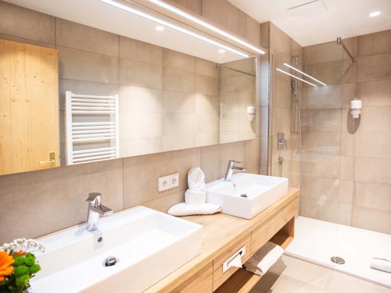 Modernes Badezimmer mit Doppelwaschbecken im Dolomitenhof ***S.